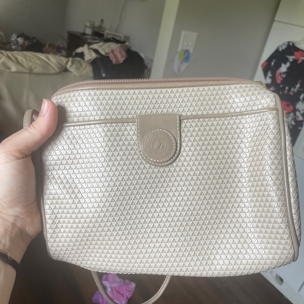 Two (2) - TRUE 1983-84 VINTAGE Liz Claiborne Cream Shoulder Bags Textured Design - Picture 4 of 12